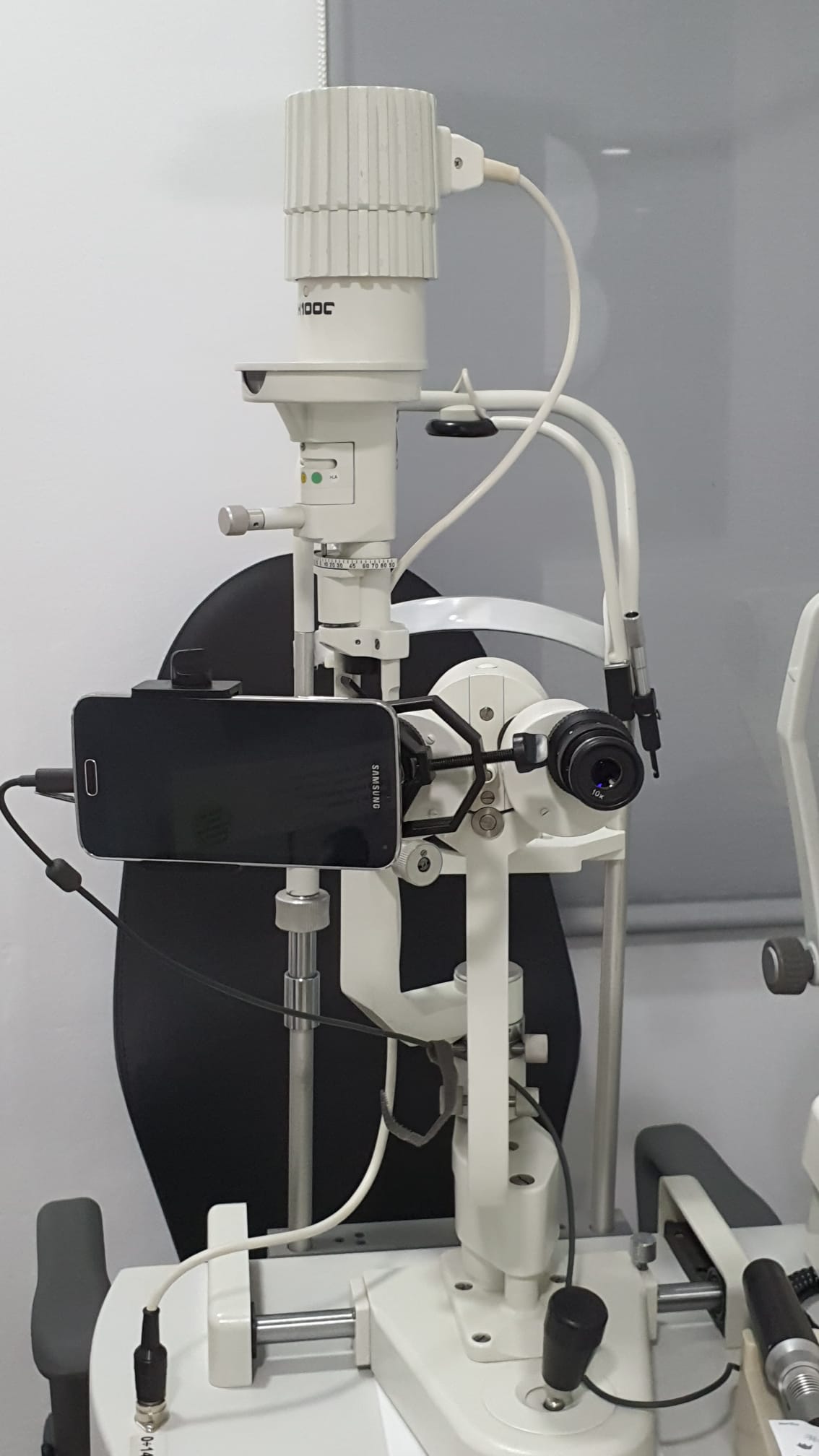 Biomicroscopio o lámpara de hendidura